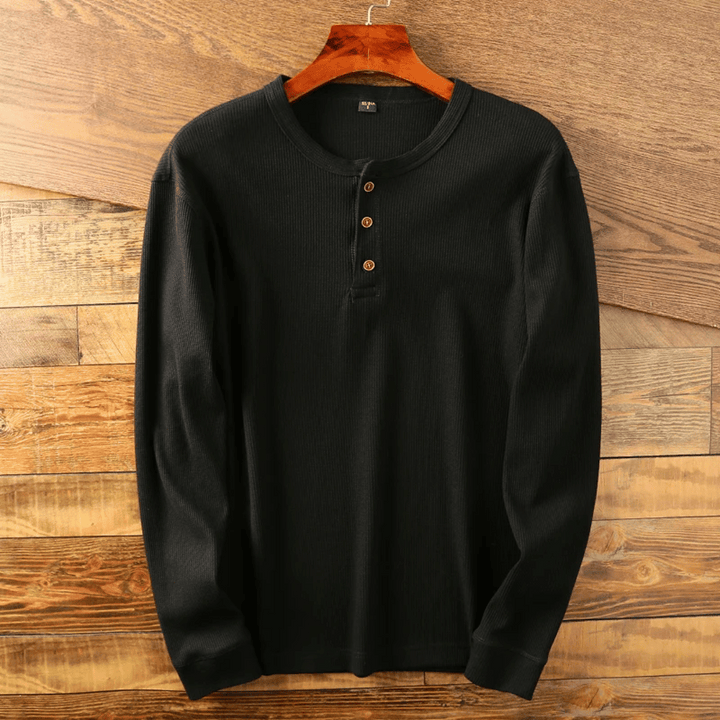 "Pull Henley homme en coton doux, couleur neutre, design moderne avec col Henley, pour style chic et confortable."