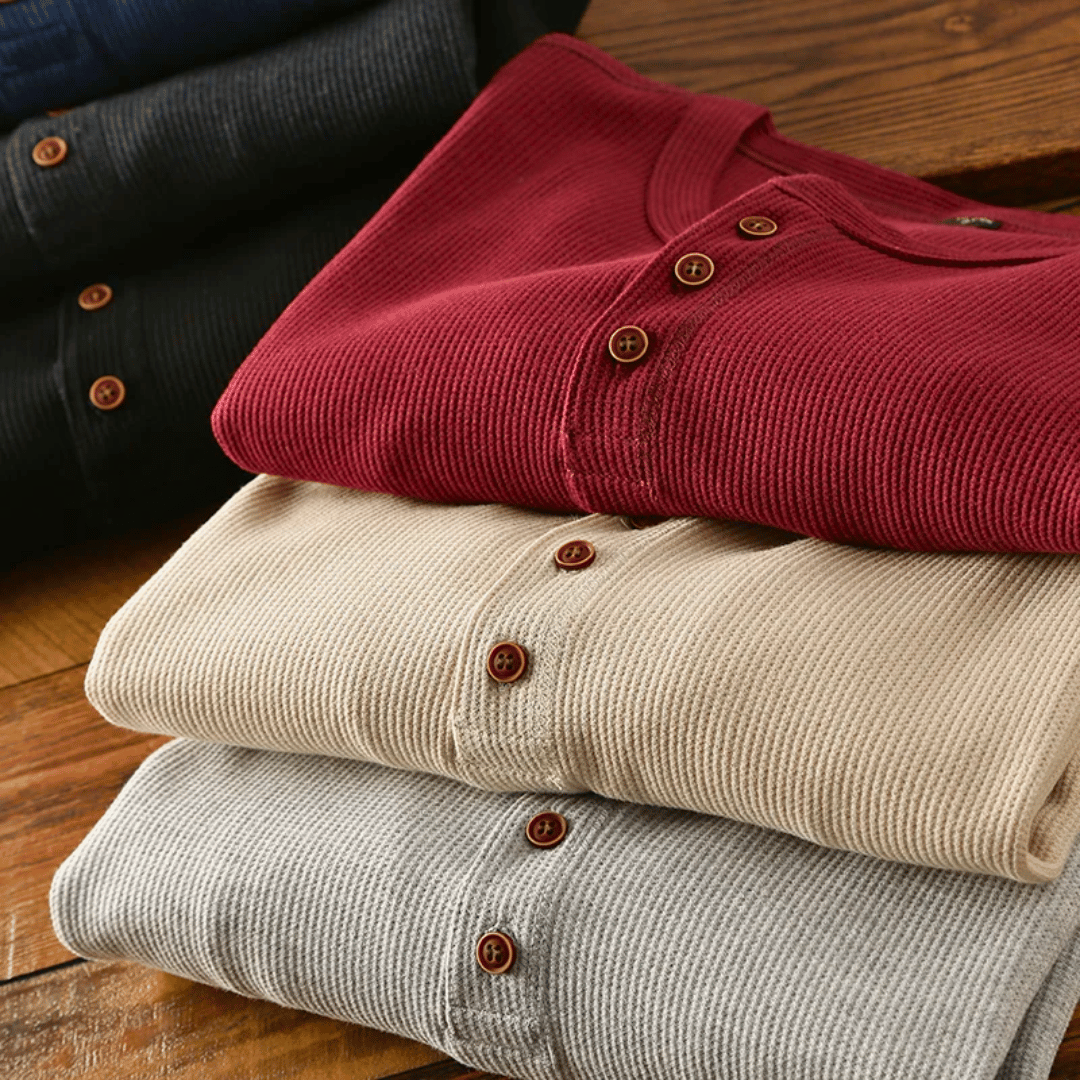 "Pull Henley homme en coton doux, couleur neutre, design moderne avec col Henley, pour style chic et confortable."