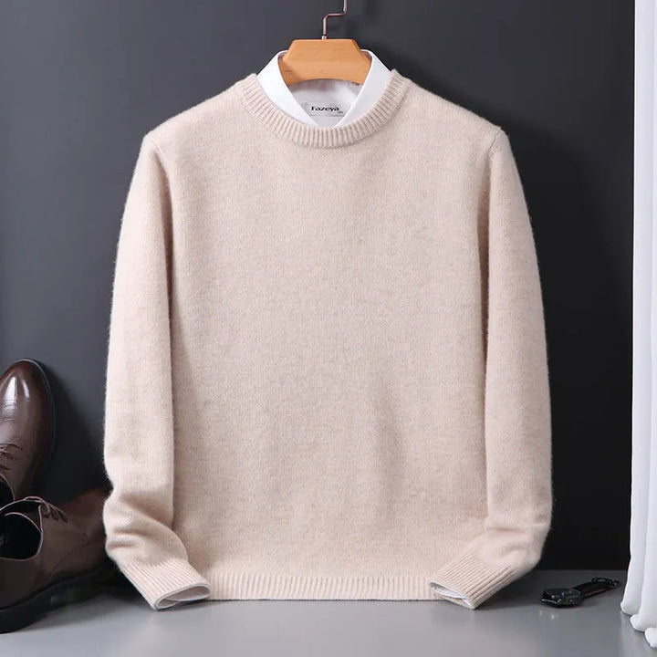 "Pull homme classique en cachemire et coton, col rond, style épuré, couleur beige, parfait pour l'automne sophistiquée."
