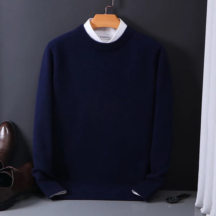 "Pull homme classique en cachemire et coton, col rond, style épuré, couleur beige, parfait pour l'automne sophistiquée."