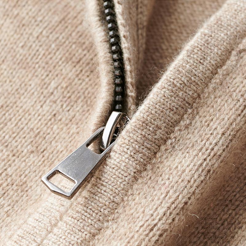 "Pull homme en laine chaude, texture douce, coupe ajustée, polyvalent, élégant, disponible en plusieurs couleurs."