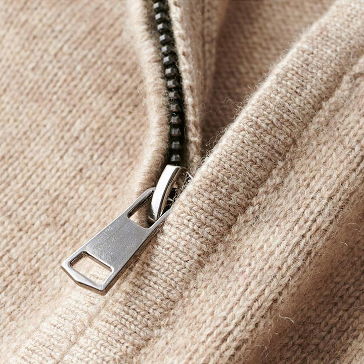 "Pull homme en laine chaude, texture douce, coupe ajustée, polyvalent, élégant, disponible en plusieurs couleurs."