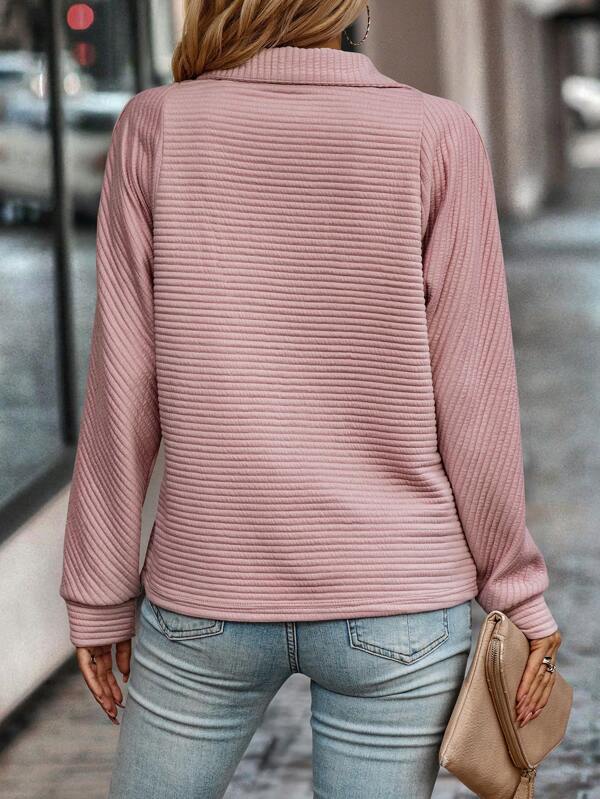 "Pull Mara femme col V élégant en diverses couleurs, chic avec matière douce et ajustement flatteur."