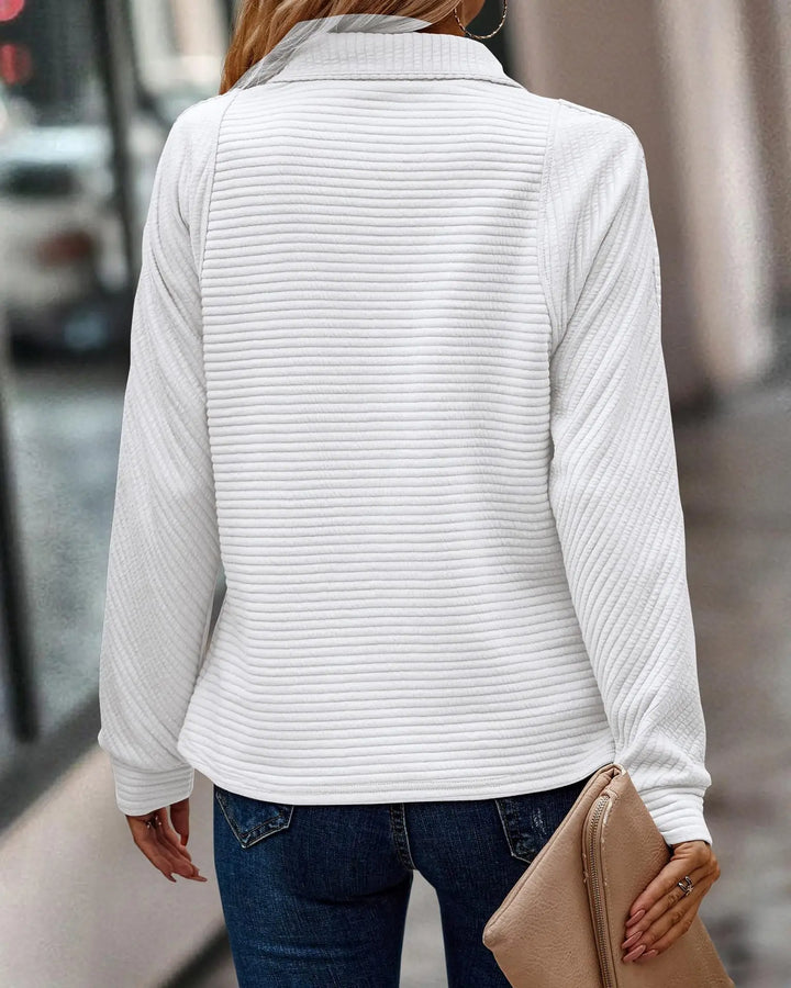 "Pull Mara femme col V élégant en diverses couleurs, chic avec matière douce et ajustement flatteur."