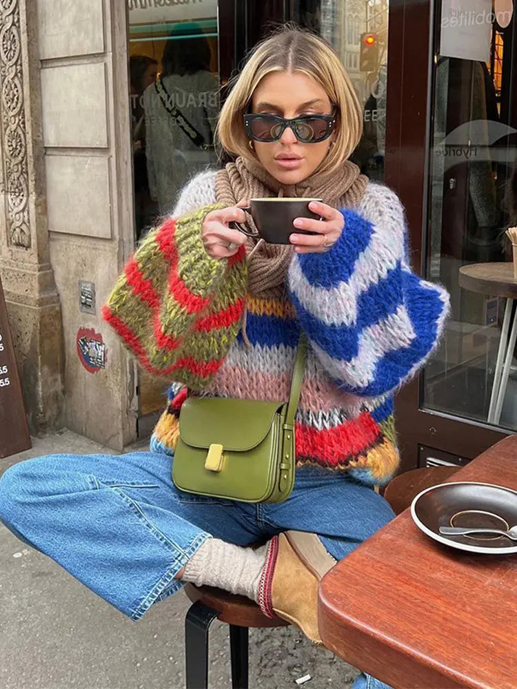 "Pull mohair multicolore femme, coupe ajustée, design moderne et audacieux, texture douce, parfait pour l'hiver."