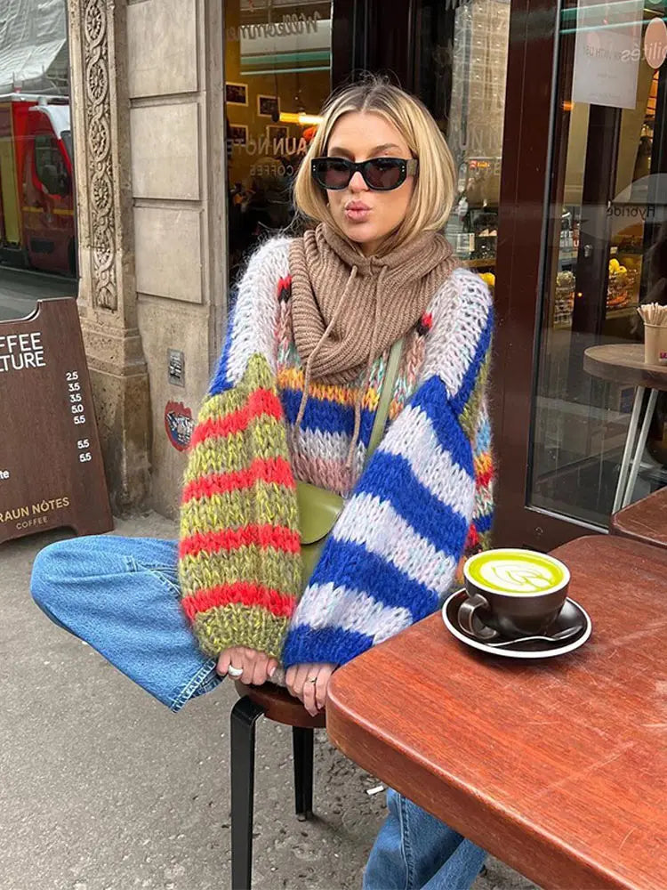 "Pull mohair multicolore femme, coupe ajustée, design moderne et audacieux, texture douce, parfait pour l'hiver."