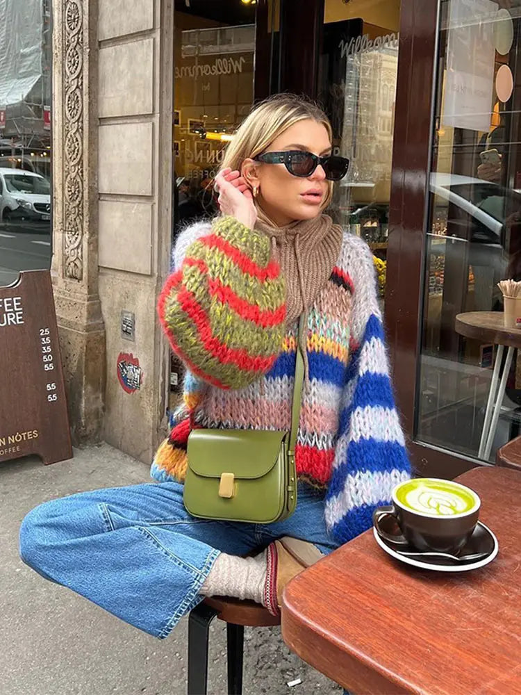 "Pull mohair multicolore femme, coupe ajustée, design moderne et audacieux, texture douce, parfait pour l'hiver."