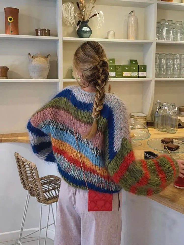 "Pull mohair multicolore femme, coupe ajustée, design moderne et audacieux, texture douce, parfait pour l'hiver."