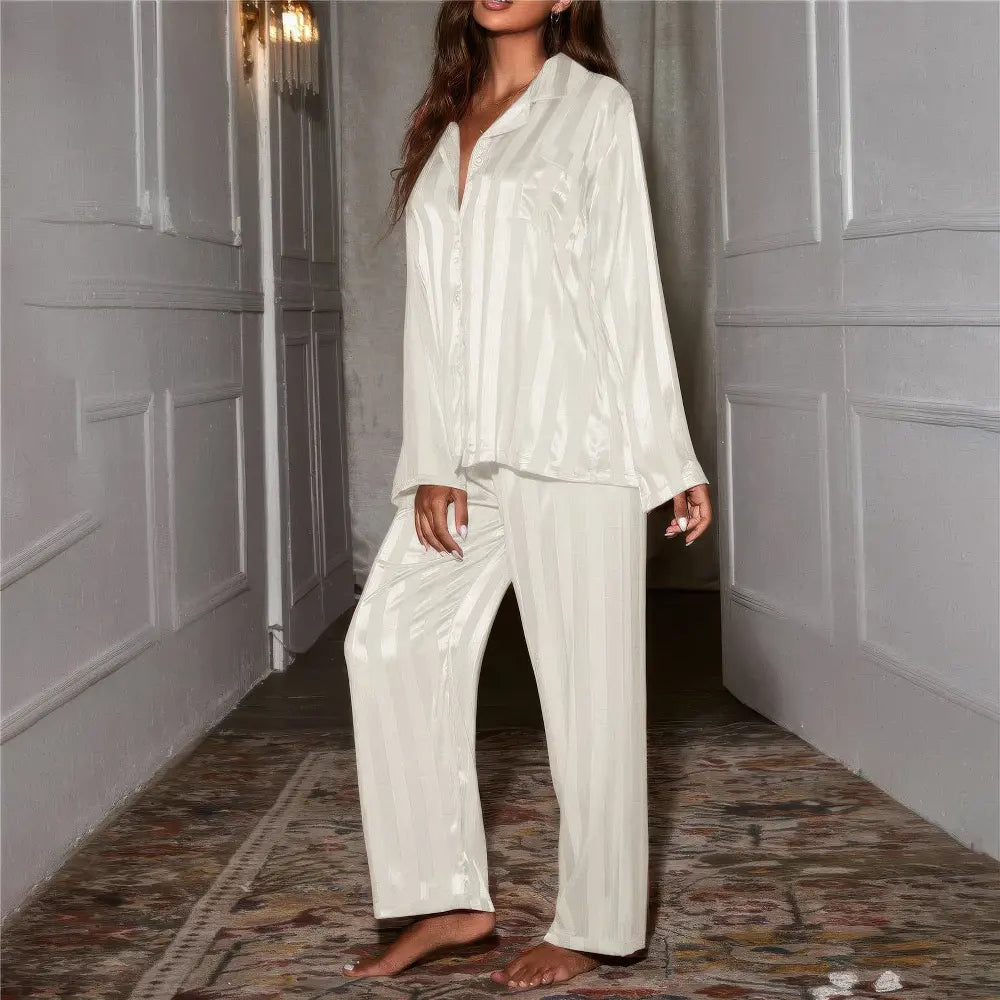 "Pyjama de luxe femme avec accents de soie, coupe décontractée, rayé, chemise manches longues et pantalon jambes larges."