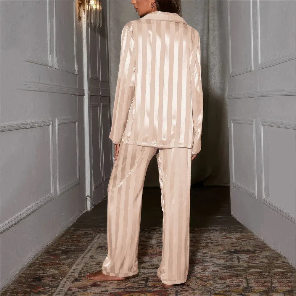 "Pyjama de luxe femme avec accents de soie, coupe décontractée, rayé, chemise manches longues et pantalon jambes larges."