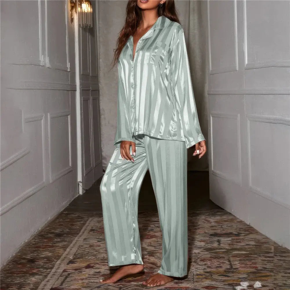 "Pyjama de luxe femme avec accents de soie, coupe décontractée, rayé, chemise manches longues et pantalon jambes larges."