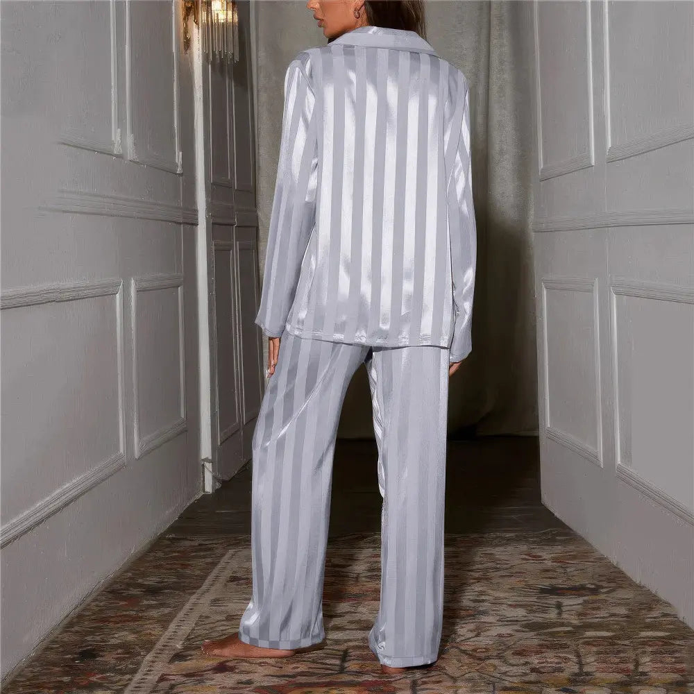 "Pyjama de luxe femme avec accents de soie, coupe décontractée, rayé, chemise manches longues et pantalon jambes larges."