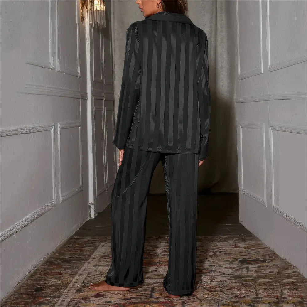 "Pyjama de luxe femme avec accents de soie, coupe décontractée, rayé, chemise manches longues et pantalon jambes larges."
