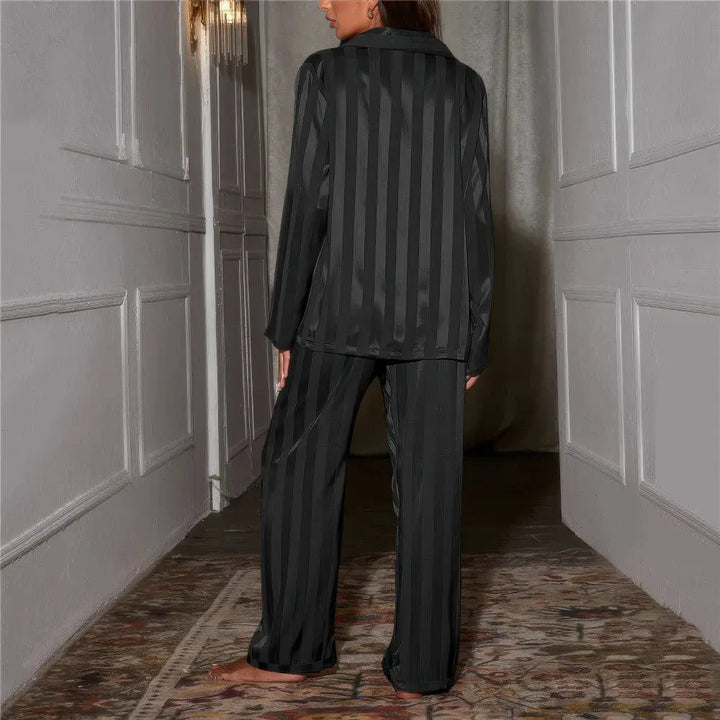 "Pyjama de luxe femme avec accents de soie, coupe décontractée, rayé, chemise manches longues et pantalon jambes larges."