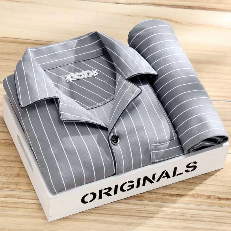 "Pyjama élégant deux pièces pour femmes avec chemise à boutons et pantalon assorti, tissu doux et léger, style intemporel."