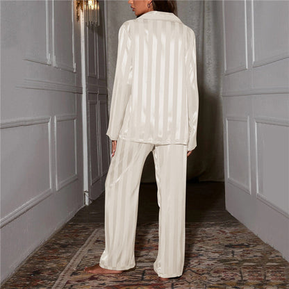 Pyjama en soie élégant pour femmes, luxe et confort, tissu soyeux, couleur douce, idéal pour un sommeil raffiné et apaisant.