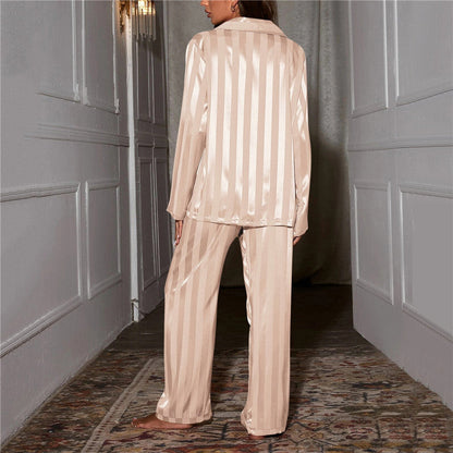Pyjama en soie élégant pour femmes, luxe et confort, tissu soyeux, couleur douce, idéal pour un sommeil raffiné et apaisant.
