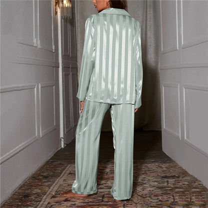 Pyjama en soie élégant pour femmes, luxe et confort, tissu soyeux, couleur douce, idéal pour un sommeil raffiné et apaisant.