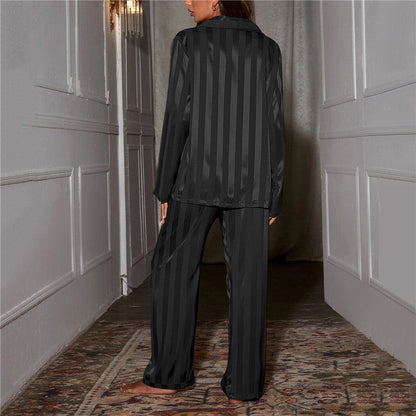 Pyjama en soie élégant pour femmes, luxe et confort, tissu soyeux, couleur douce, idéal pour un sommeil raffiné et apaisant.