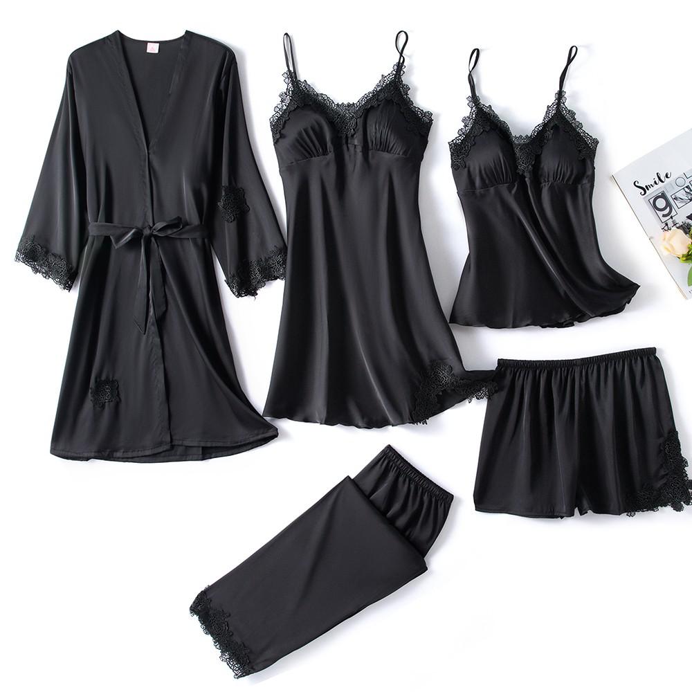 Pyjama femme en soie luxueuse, chemise boutonnée chic et pantalon fluide, confort soyeux et élégance intemporelle.