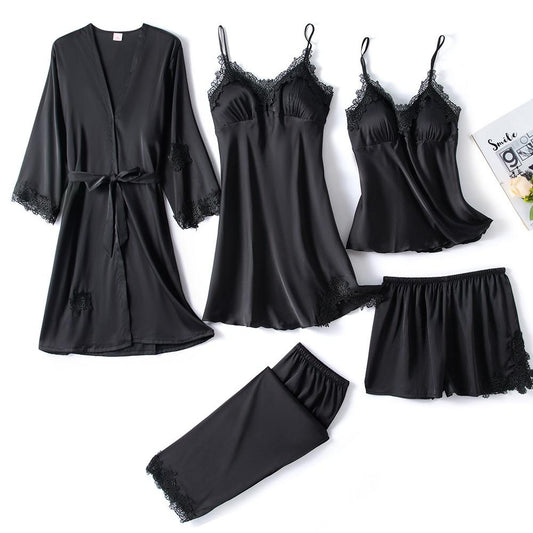 Pyjama femme en soie luxueuse, chemise boutonnée chic et pantalon fluide, confort soyeux et élégance intemporelle.