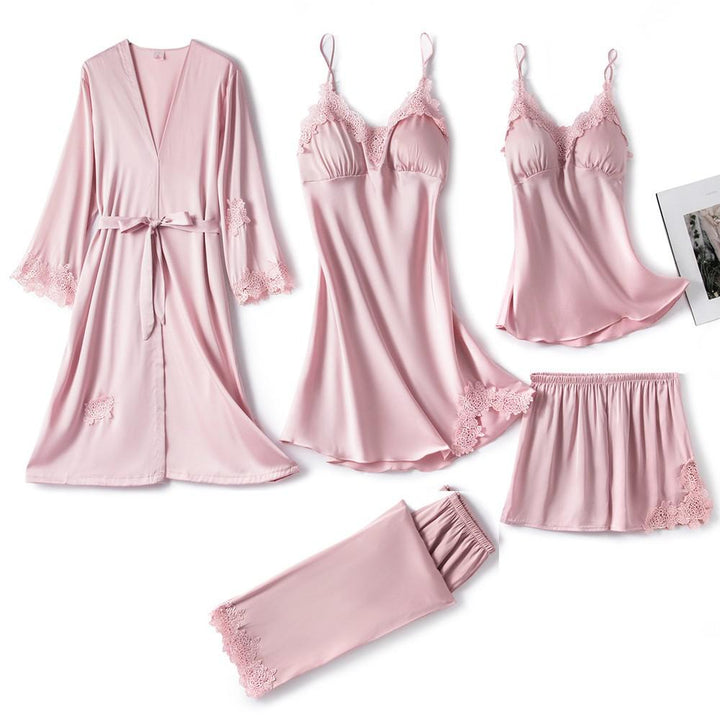 Pyjama femme en soie luxueuse, chemise boutonnée chic et pantalon fluide, confort soyeux et élégance intemporelle.