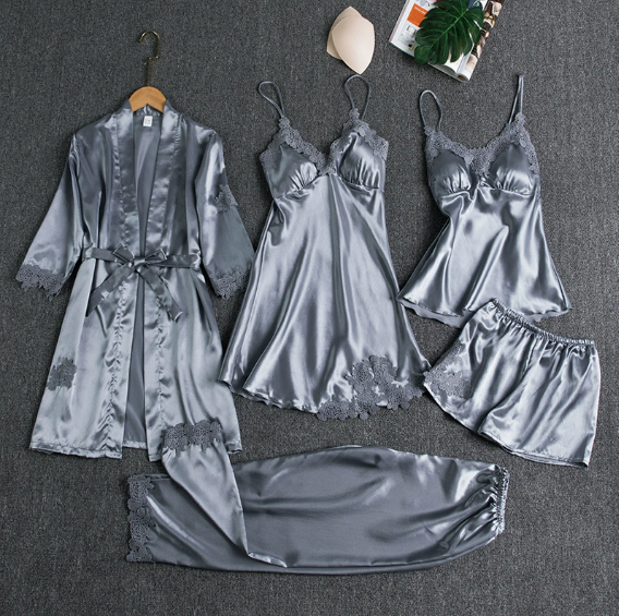 Pyjama femme en soie luxueuse, chemise boutonnée chic et pantalon fluide, confort soyeux et élégance intemporelle.