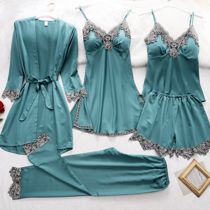 Pyjama femme en soie luxueuse, chemise boutonnée chic et pantalon fluide, confort soyeux et élégance intemporelle.