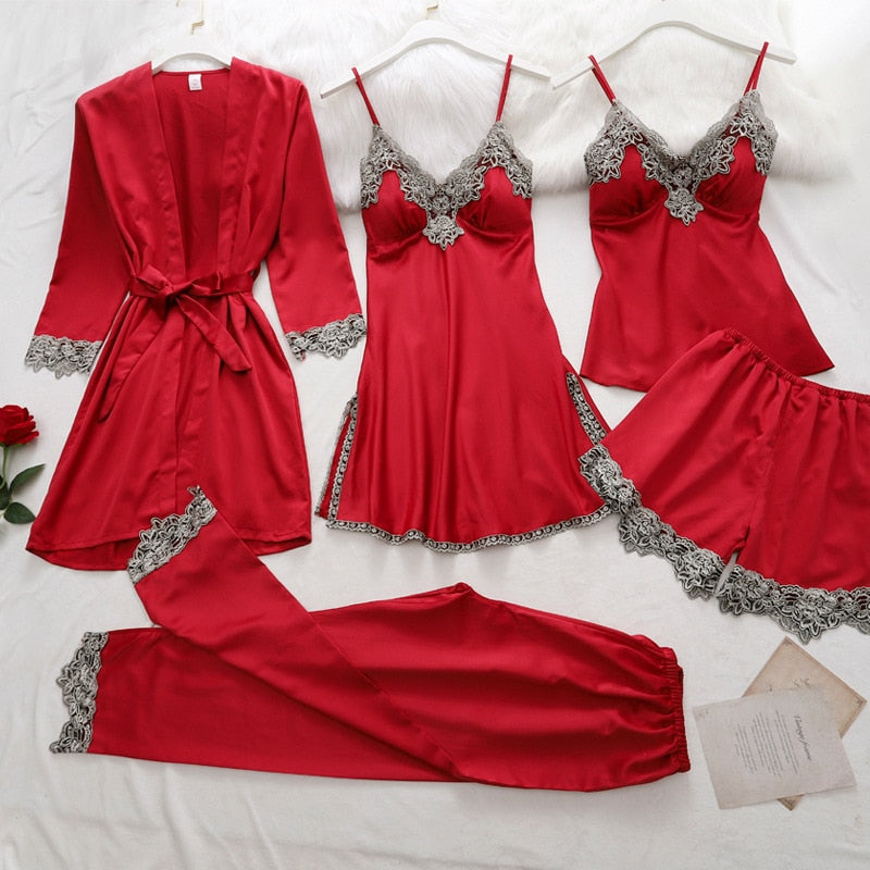 Pyjama femme en soie luxueuse, chemise boutonnée chic et pantalon fluide, confort soyeux et élégance intemporelle.