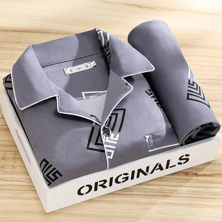"Pyjama rayé élégant pour homme, design moderne, confort optimal, tissus doux, idéal pour soirées fraîches"