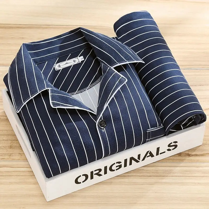 "Pyjama rayé élégant pour homme, design moderne, confort optimal, tissus doux, idéal pour soirées fraîches"