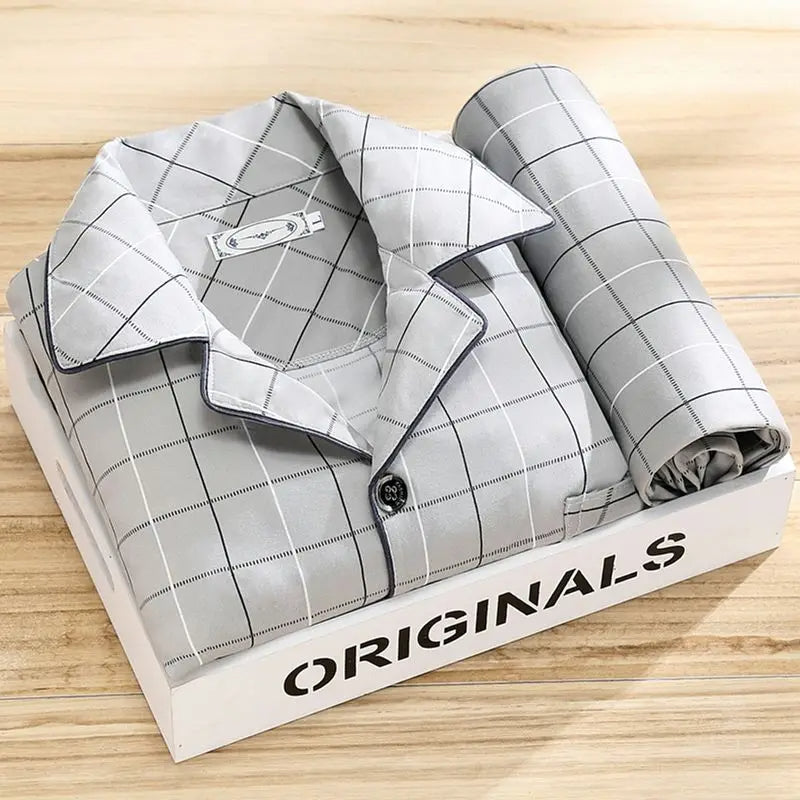 "Pyjama rayé élégant pour homme, design moderne, confort optimal, tissus doux, idéal pour soirées fraîches"