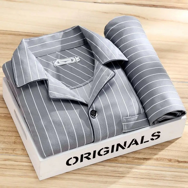 "Pyjama rayé élégant pour homme, design moderne, confort optimal, tissus doux, idéal pour soirées fraîches"