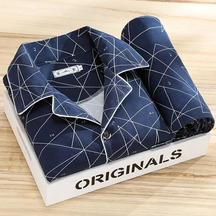 "Pyjama rayé élégant pour homme, design moderne, confort optimal, tissus doux, idéal pour soirées fraîches"