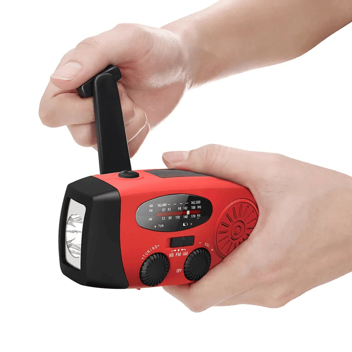 "Radio d'urgence compacte multifonctionnelle, moderne, avec lampe de poche, powerbank et recharge solaire, manivelle, USB-C."
