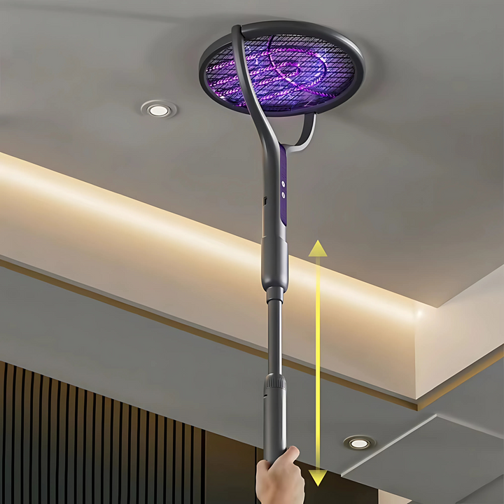 "Raquette électrique anti-insectes 3-en-1 avec lampe UV intégrée et manche télescopique, idéale pour usage intérieur/extérieu