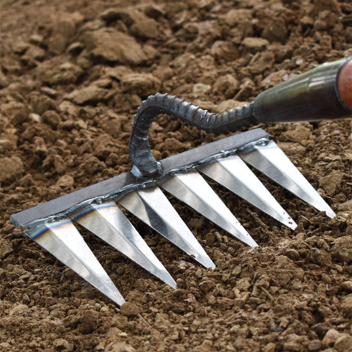"Râteau de désherbage Jardioui en acier, efficace pour arracher mauvaises herbes du jardin, disponible en 5, 6, 7 dents."