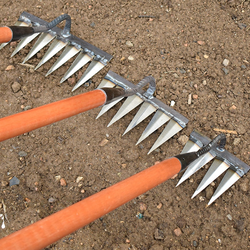 "Râteau de jardin en acier au carbone, 5 dents, robuste et polyvalent, pour désherber et ameublir le sol efficacement."