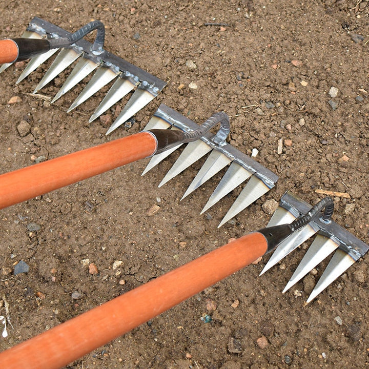 "Râteau de jardin en acier au carbone, 5 dents, robuste et polyvalent, pour désherber et ameublir le sol efficacement."