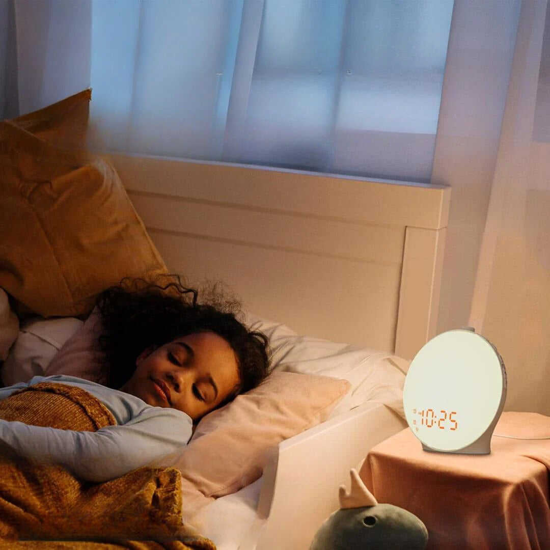 "Réveil lumière naturelle moderne, design élégant, mode veilleuse, sons apaisants, simulation lever soleil, déco maison."