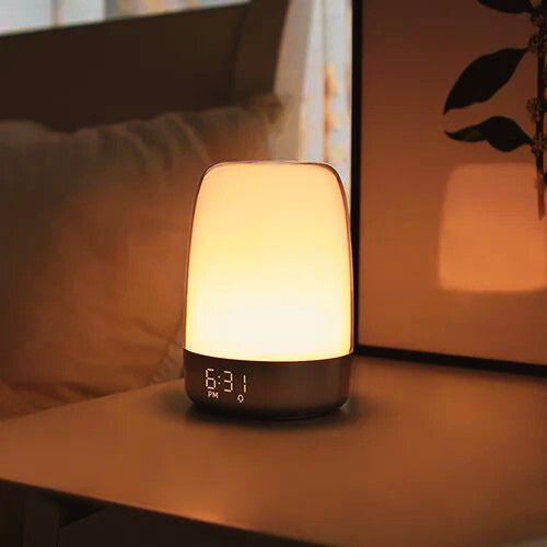 "Réveil lumineux simulateur d’aube avec lumière progressive et douce pour réveil naturel et relaxation nocturne."