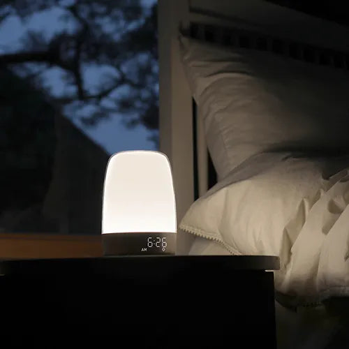 "Réveil lumineux simulateur d’aube avec lumière progressive et douce pour réveil naturel et relaxation nocturne."