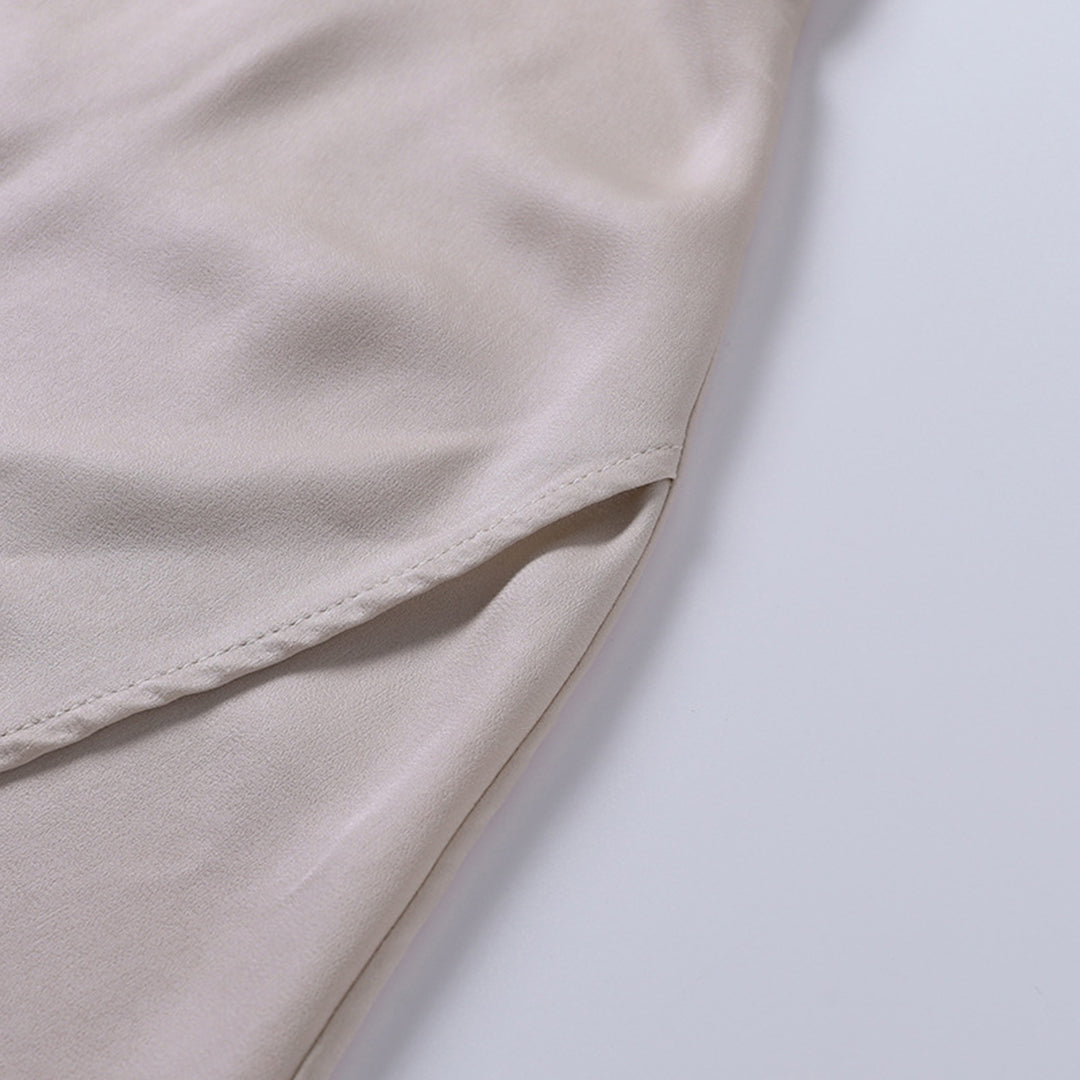 "Robe asymétrique élégante Andrea en noir, ourlet moderne, tissu somptueux pour occasions formelles, tailles S-3XL."