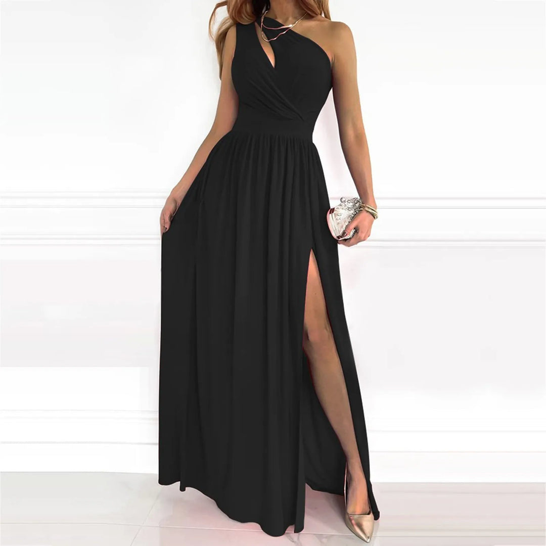 "Robe asymétrique élégante noire avec fente haute, coupe moderne, pour occasions spéciales, tissu confortable et chic."