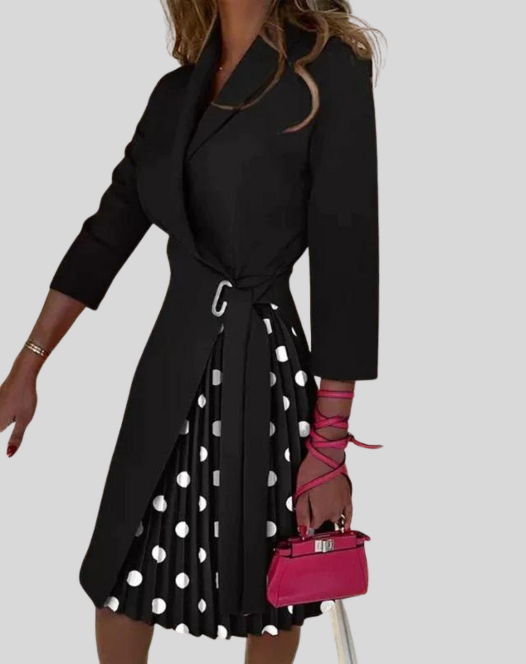 "Robe blazer élégante Janis noire avec coupe structurée, détails de style office-chic, idéale pour toutes occasions."