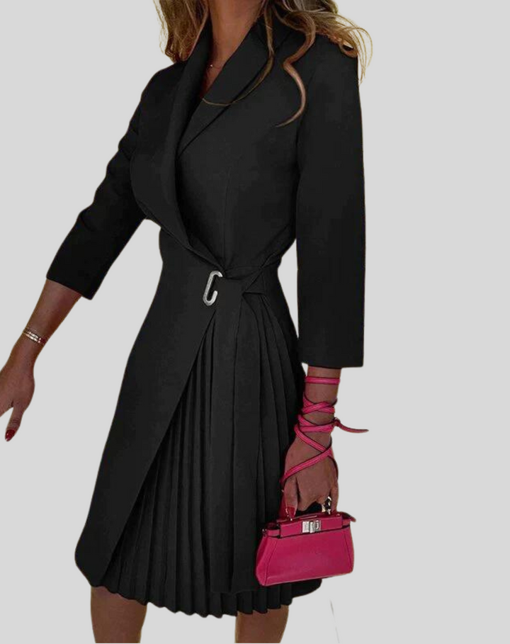 "Robe blazer élégante Janis noire avec coupe structurée, détails de style office-chic, idéale pour toutes occasions."