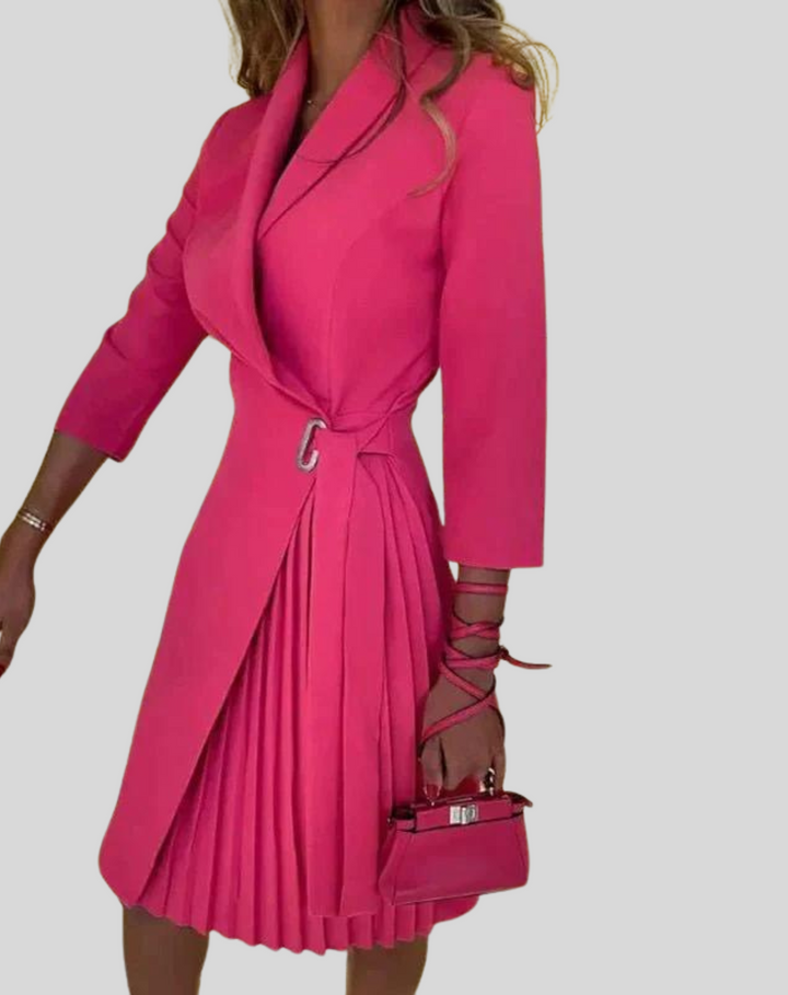 "Robe blazer élégante Janis noire avec coupe structurée, détails de style office-chic, idéale pour toutes occasions."