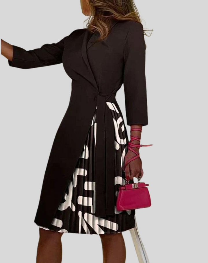 "Robe blazer élégante Janis noire avec coupe structurée, détails de style office-chic, idéale pour toutes occasions."