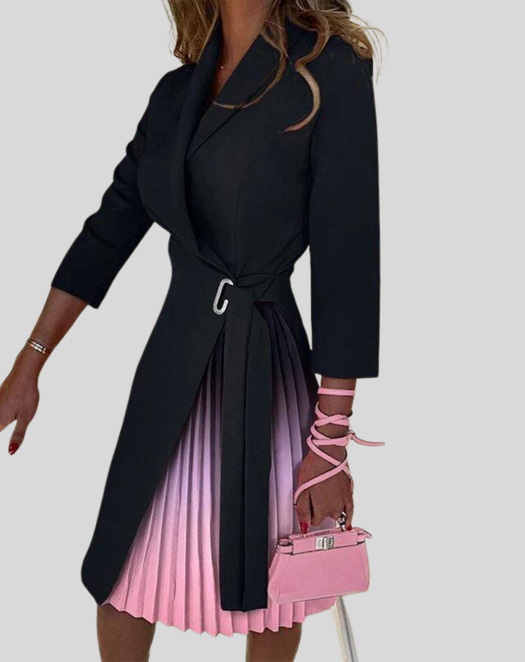 "Robe blazer élégante Janis noire avec coupe structurée, détails de style office-chic, idéale pour toutes occasions."