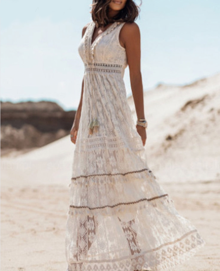 "Robe bohème élégante en dentelle blanche et beige, coupe fluide, style chic pour l'été et occasions spéciales"